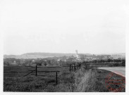 Vue d'ensemble de Roussy-le-Village, l'église Saint-Denis en fond