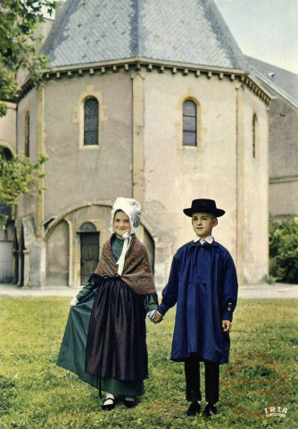 La Lorraine Pittoresque.Jeunes Lorrains devant la Chapelle des Templiers (XIIes)