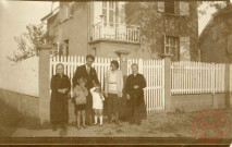 Famille posant devant le 17 rue du Général Laplace à Thionville