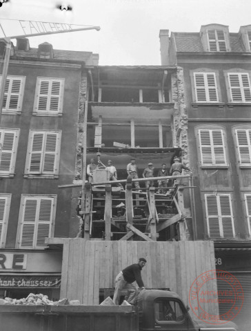 [Immeuble en travaux au centre-ville. Il est écrit "Faucheux sur la grue"]