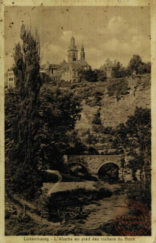 Luxembourg. l 'Alzette au pied des rochers du Bock.