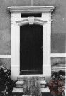 Porte , 85 rue Général Simmer à Rodemack. C'est l'actuel bureau de la Poste