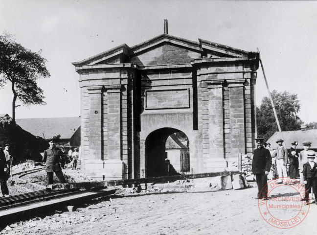 [Démolition des fortifications autour de la porte de Sarrelouis vers 1903]