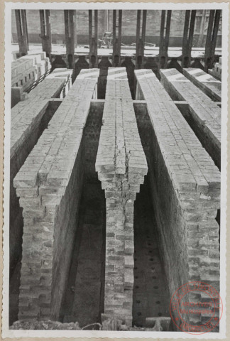 Murs régénérateurs, batterie Koppers. Les murs sont fissurés de haut en bas jusqu'à la sole. A remarquer le mauvais état des canaux à gaz horizontaux. Ces fissures provoquent des repassages de gaz.