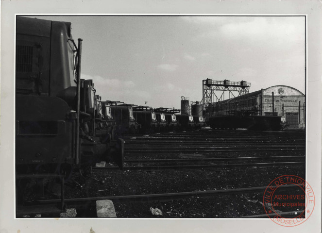 [Photographie du dépôt SNCF de Thionville vers 1980]