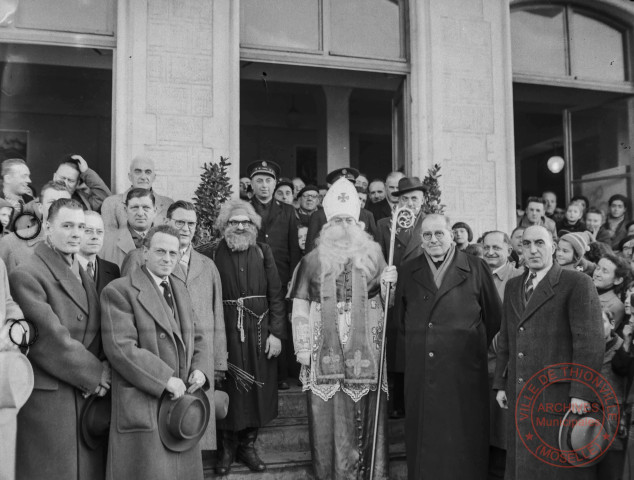 [Saint-Nicolas, visite à l'hôpital, photos de groupe et défilé]