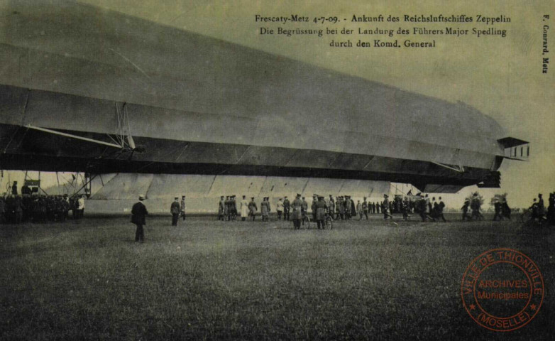 FRESCATY-METZ 4-7-09 - Ankunft des Reichsluftschiffes Zeppelin Die Begrüssung bei der Landung des Führers Major Spedling durch den Komd. General