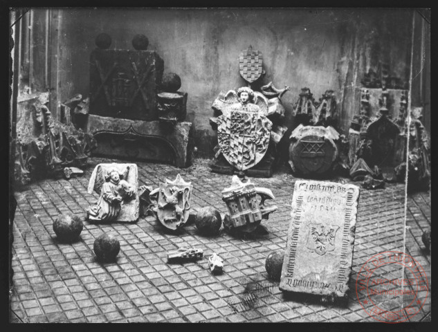 Le démantèlement des fortifications de Thionville 1902-1903. Quelques éléments de sculptures et de pièces mis à jour à la chapelle des Augustins lors du démantèlement des remparts 1903.