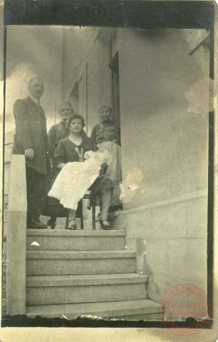 Famille Bretnacher posant devant sa maison pour le baptême de Lucien. Mr Hoffmann, Lucienne Marsallier, tante Catherine et mémère Bretnacher E.