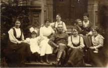 Photographie de jeunes filles en compagnie d'un soldat allemand avec croix de fer sur le perron de la maison Hourte dans les années 1900]