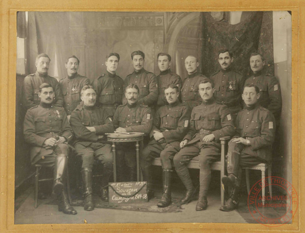 [1er régiment d'artillerie. Souvenir de la campagne 1914-1918. Photo de groupe des militaires]