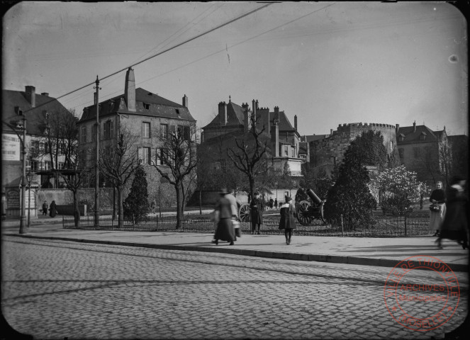 [Le Quai Marchal et la Cour du Château, vus du pont des Alliés]