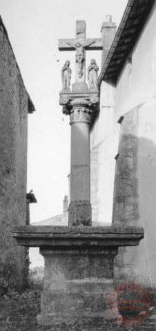 Bildstock situé rue de l'Eglise à Pierrevillers. Croix de 1756, "Notre-Dame de Pitié"