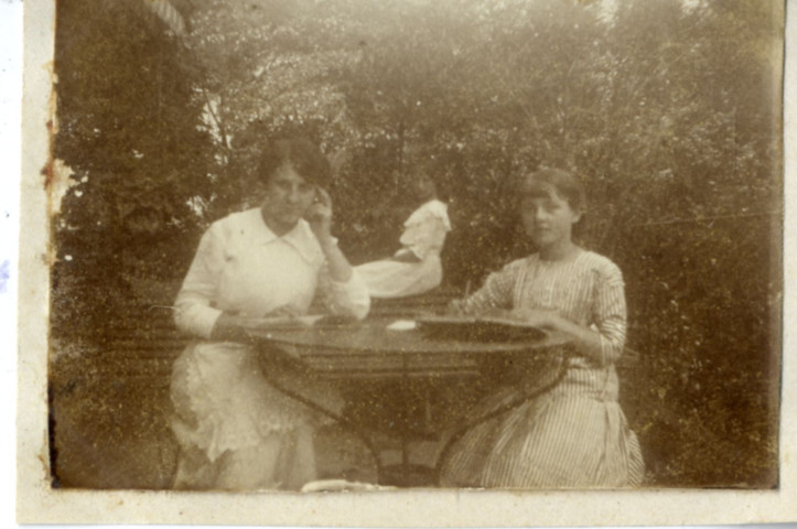 [Photographie de jeunes femmes attablées dans un jardin en juin 1915]