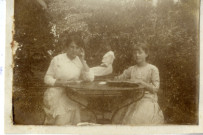 [Photographie de jeunes femmes attablées dans un jardin en juin 1915]