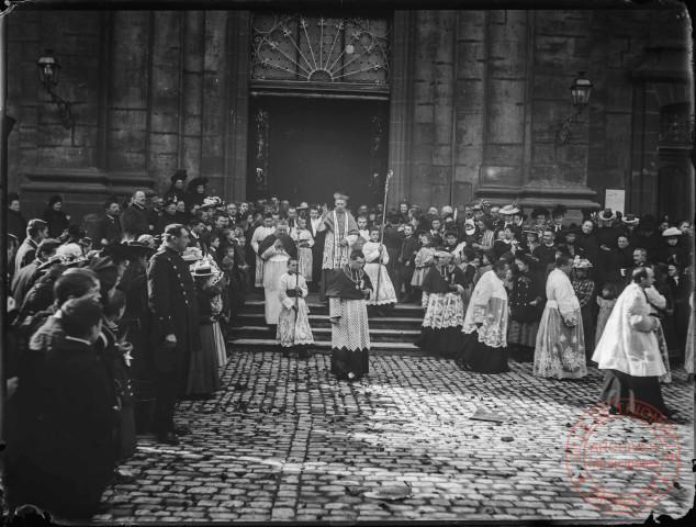 [Monseigneur Benzler, sur le parvis de l'église Saint-Maximin]