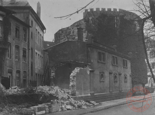 [Destruction du bâtiment à proximité de la Tour aux Puces]