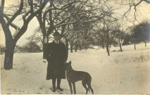 [Photographie de Charles Schontz et son chien dans un paysage enneigé de Sérémange en 1915]