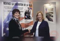 [Photographie de Mme Anne Grommerch, maire de Thionville, avec Mme Laurel Prussing, maire d'Urbana le 15 novembre 2004]
