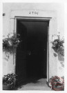 Porte d'une maison non identifiée située sur le banc communal de Basse-Rentgen. Linteau de porte daté 1706