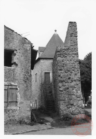 Escalier d'accès à la tour de la porte de Sierck à Rodemack