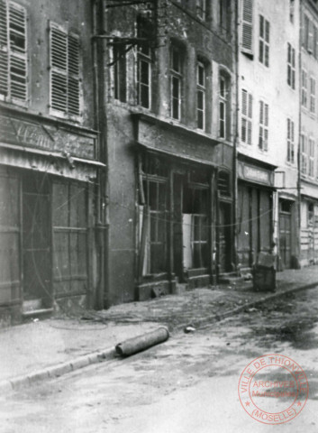 Rue de Paris après les bombardements : côté hospice Sainte-Madelaine