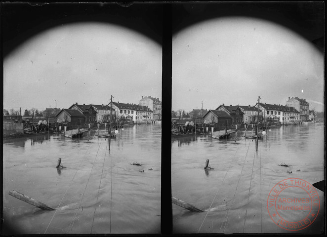 [Stéréoscopie - La Moselle en crue vue depuis le pont sud de chemin de fer]