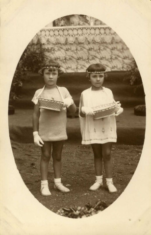 [Photographie des deux filles de Léon Martha et son épouse Yvonne née Hourte pour une fête religieuse]