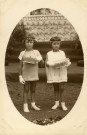 [Photographie des deux filles de Léon Martha et son épouse Yvonne née Hourte pour une fête religieuse]