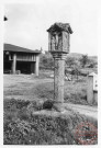 Calvaire situé à Koenigsmacker (angle de la rue de Thionville et de l'impasse des Muguets) représentant la crucifixion, La niche gauche représente le donateur agenouillé devant un saint. Dans la niche droite, Saint Nicolas et les 3 enfants dans le saloir