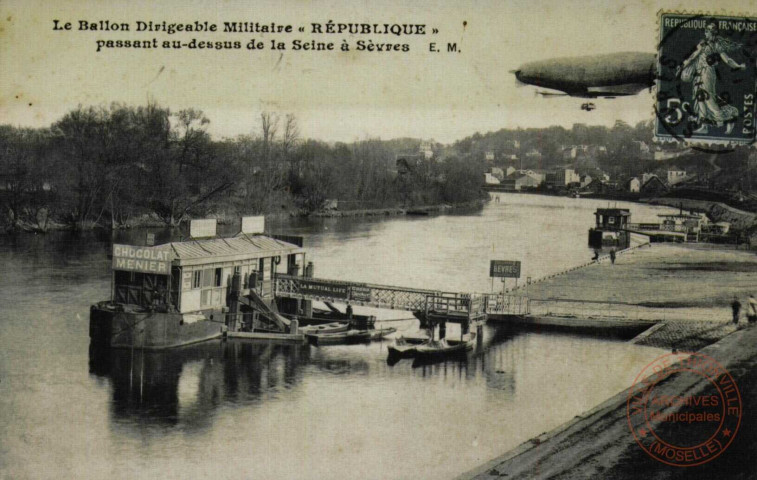Le Ballon Dirigeable Militaire 'République' passant au-dessus de la Seine à Sèvres - E.M.
