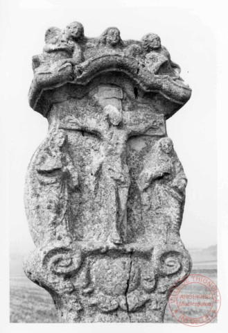 Bildstock situé au lieu-dit "Herrenberg" à Beyren-lès-Sierck. Christ en croix, Vierge et Saint-Jean