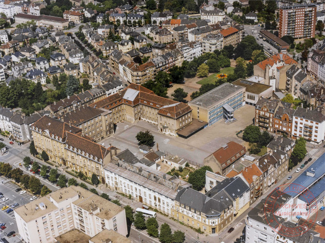 Vue aérienne de Thionville - Au premier plan l'ancienne clinique Sainte-Elisabeth, le lycée-collège "Charlemagne" et le square René Schwartz
