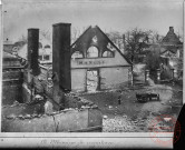 [Le manège de cavalerie après les bombardements de 1870. A droite, l'entrée de la Sous-Préfecture et de l'Hôtel de Ville]