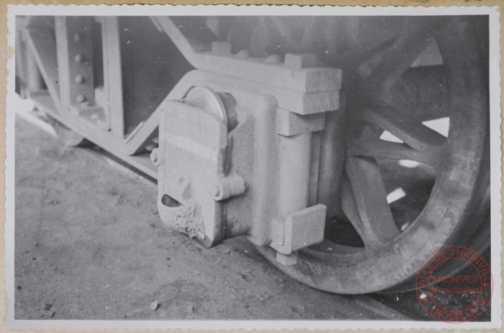 Wagon type Garibaldi. Boîte à graisse, coussinet coulé, fusée grippée.