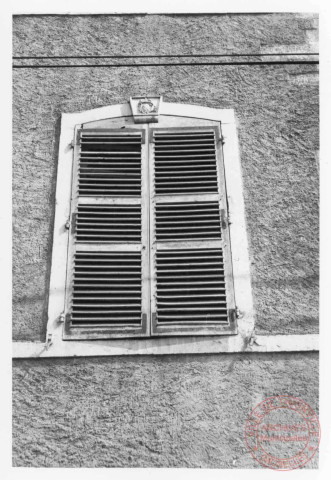 Détails d'une fenêtre de la Maison des Baillis (XVIe), place des Baillis à Rodemack