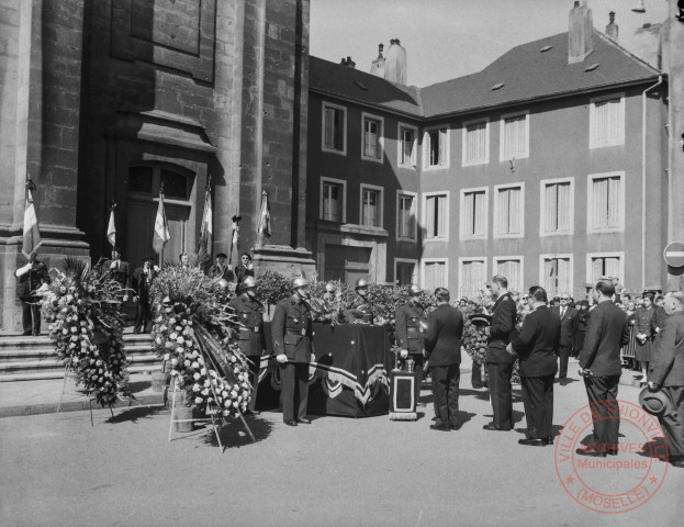 [Cortège pour les obsèques du Dr Léon Schmitt, adjoint au maire et conseiller général, le 20 juin 1960]