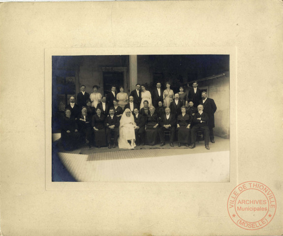 [Photographie d'un mariage en présence des familles Muller-Boucherez]