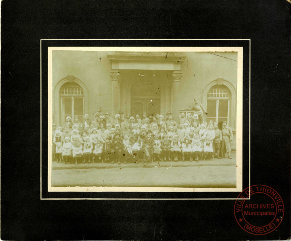 [Photographie représentant des soldats français posant avec un groupe de jeunes filles en tenues de lorraines]