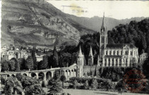 Lourdes - La Basilique vue de côté et les Pyrénées