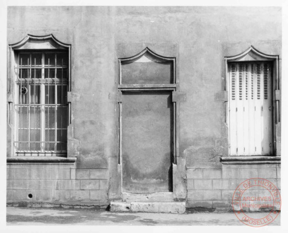 Cour du Château, ruelle entre la Tour aux Puces et l'ancienne maison des Raville, porte murée - Thionville