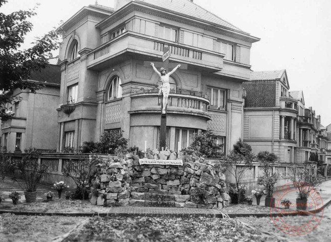 [Reposoir, et Christ crucifié à l'angle du boulevard Hilledegarde (à gauche) et rue du Chemin Couvert (à droite)]