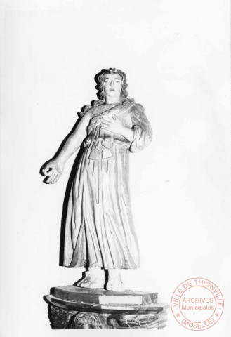 Statue de Sainte-Lucie située dans la chapelle du cimetière de Cattenom