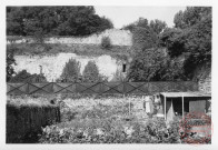 Mur d'enceinte du château de Rodemack, côté Est, vu depuis les jardins de la place Monseigneur Pelt