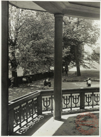 [Vue prise depuis l'intérieur du kiosque à musique quai Marchal, des enfants jouent sur le chemin]