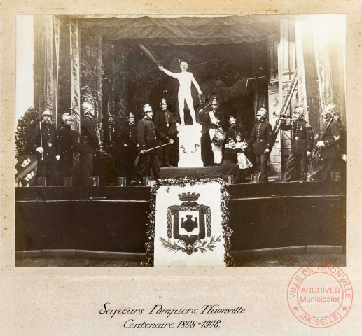 [Photographie d'une manifestation, place du marché, en l'honneur des 100 ans du corps des sapeurs-pompiers de Thionville]