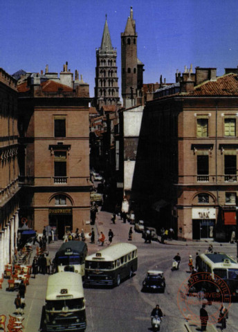 Toulouse.Un coin de la Place du Capitole . Rue du Taur. Au fond, Clocher de la Basilique St-Sernin.