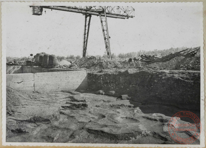 Fosse à charbon. affaissement du mur longitudinal en crasses sèches ne la fosse n°2, dû surtout à la surcharge du terrain par les stocks de minerai et de ferraille