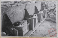 Train continu à largets et billettes. Empileur à largets. Ce bâti est cassé. Il est réparé grossièrement avec des brames.