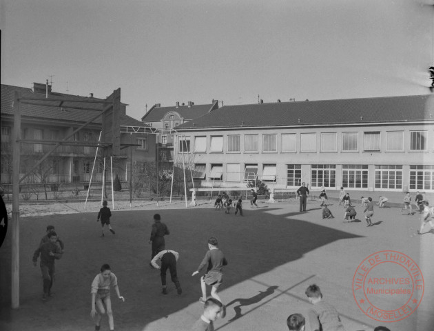 [Equipements sportifs scolaires et élèves en séance sportive]